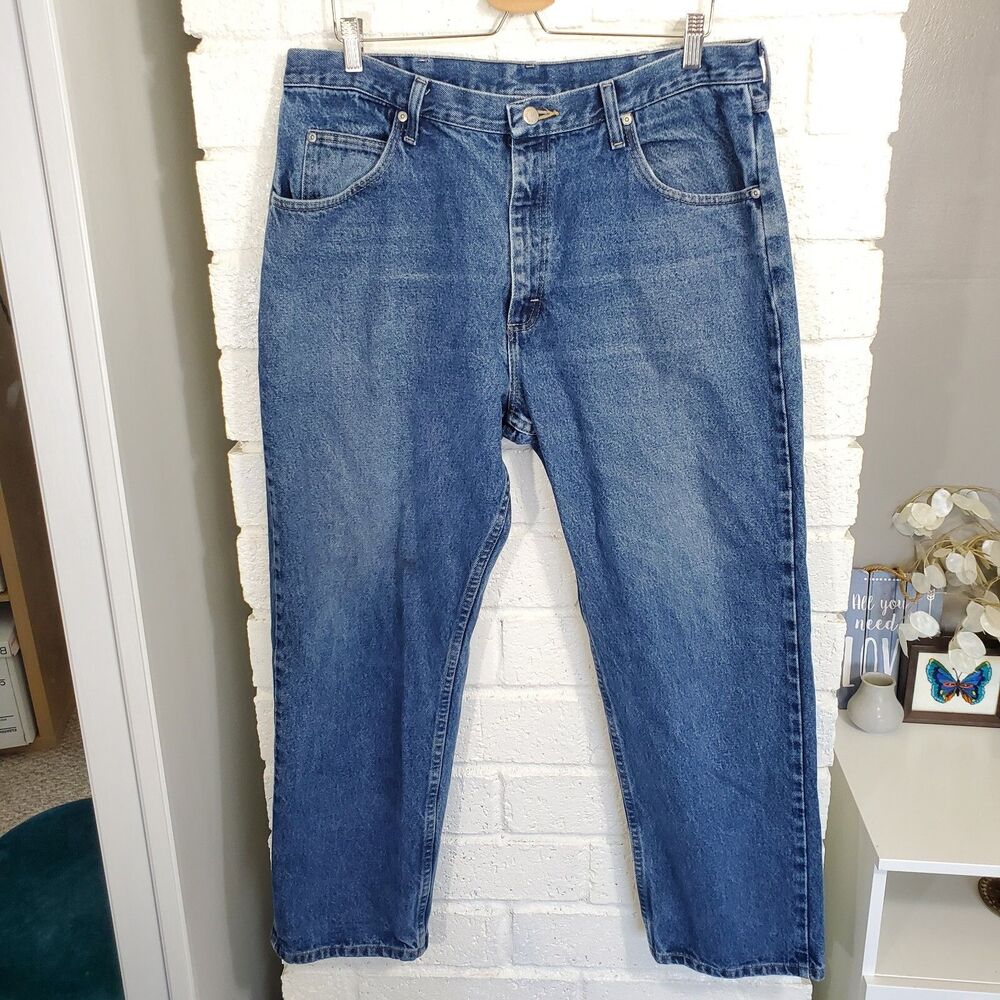 Wrangler Jeans Mens Size 38X30 Relaxed Fit Denim Blue Jeans Medium Wash 976T1DR
